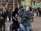 Девушка с гитарой устроила концерт на улице в Сочи 