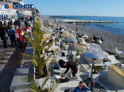 На пляже в Сочи восстановили пешеходную зону 