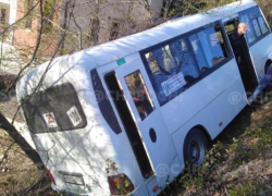 На сочинской трассе рейсовый автобус с пассажирами вылетел в кювет