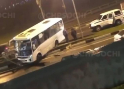 Пассажирский автобус вылетел в отбойник на сочинской трассе