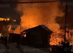Крупный пожар почти уничтожил две жилые постройки в Сочи 