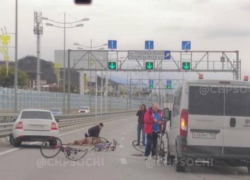 Автомобилист въехал в группу велосипедисток на дороге в Сочи