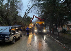 Аварийные службы расчистили поврежденный оползнем участок дороги в Сочи