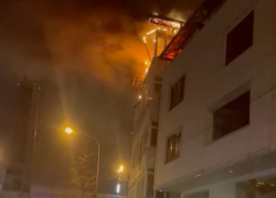 Крупный пожар в Сочи охватил жилую постройку площадью 400 метров квадратных 