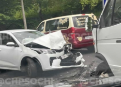 Лобовое столкновение автомобилей произошло в Центральном районе Сочи