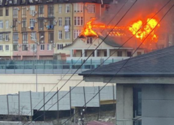 В Сочи крупный пожар повредил два жилых здания