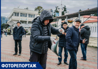 «Три тысячи рублей за килограмм»: рыбаки активно ловят форель в морском порту Сочи 