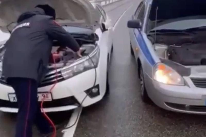 Сотрудники сочинского ГИБДД помогли автомобилисту, застрявшему на дороге