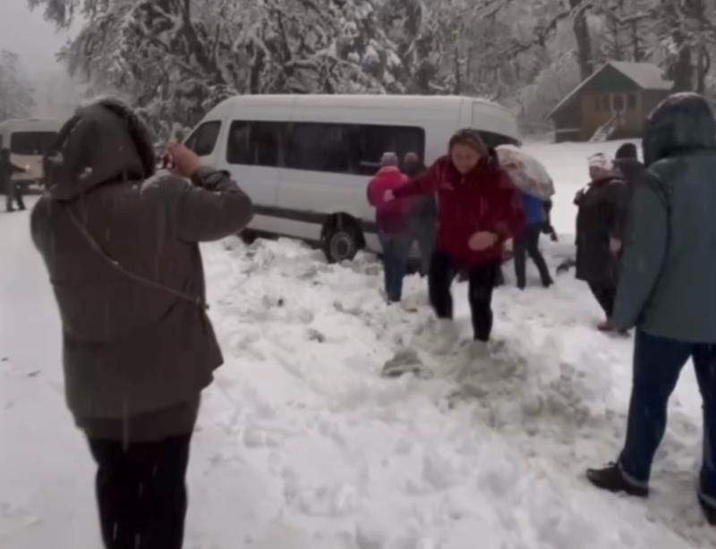Туристы застряли в горах Абхазии из-за сильного снегопада