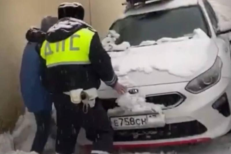 Сотрудники сочинского ГИБДД помогли водителю вытащить автомобиль из снежного завала