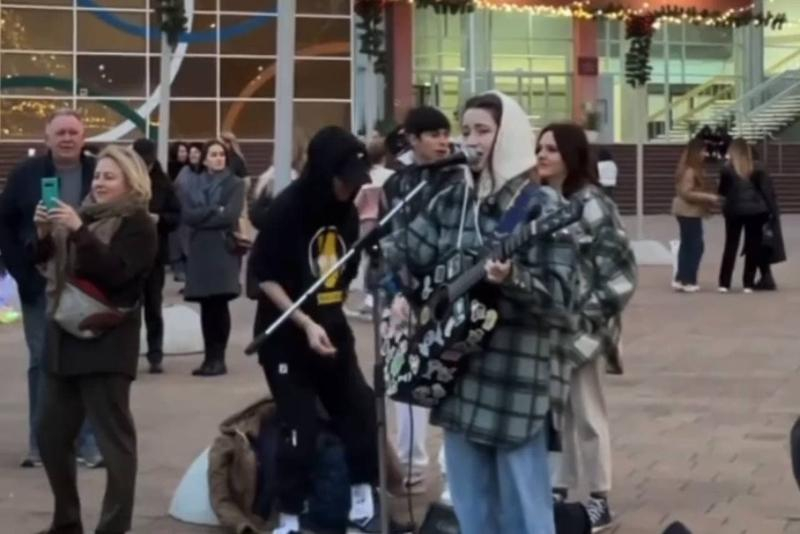 Девушка с гитарой устроила концерт на улице в Сочи