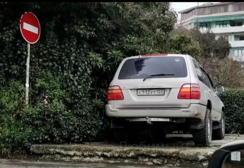 Необычная парковка сочинского автомобиля попала на видео